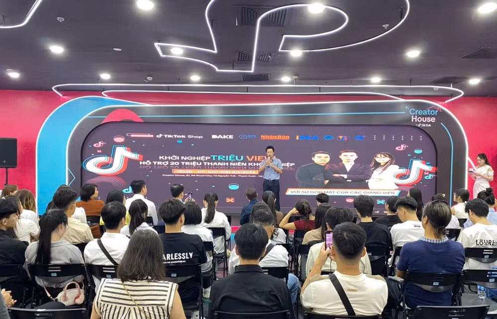 Dự án cộng đồng “Bình dân học vụ số - Cùng nhau học AI” đã thu hút gần 8.000 học viên trên khắp cả nước tham gia.
