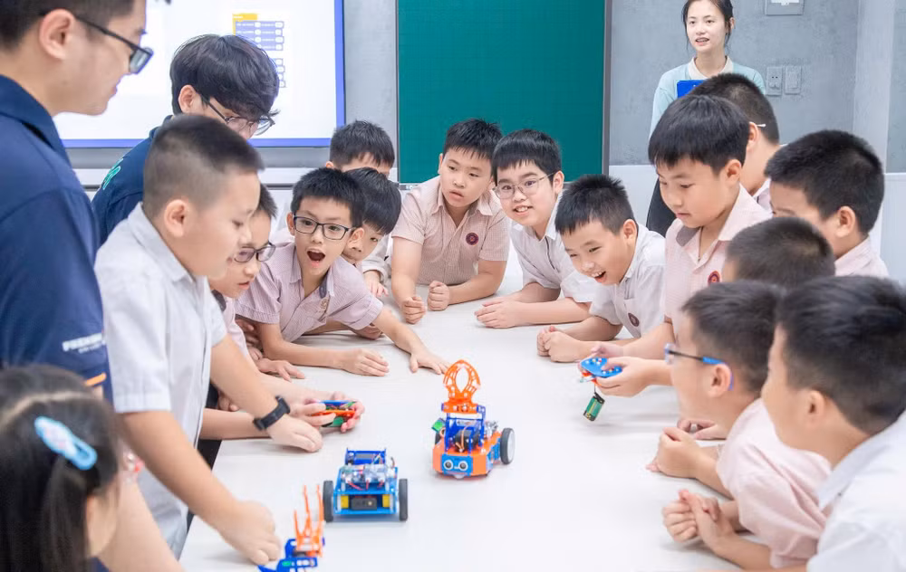 Học sinh Trường tiểu học và THCS MAY hào hứng trong giờ học STEM