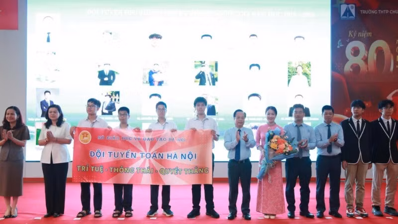 Đội tuyển Toán và các lãnh đạo Sở Giáo dục và Đào tạo Hà Nội (Ảnh: Sở Giáo dục và Đào tạo Hà Nội)