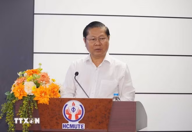 Thứ trưởng Bộ Giáo dục và Đào tạo Lê Tấn Dũng phát biểu tại hội thảo. (Ảnh:TTXVN)