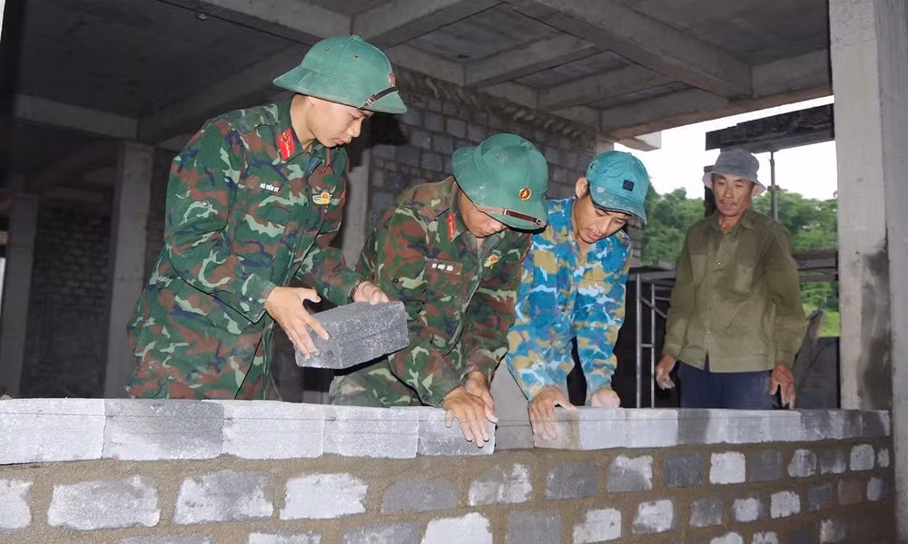 Cán bộ, chiến sĩ Bộ Chỉ huy quân sự tỉnh Quảng Trị tham gia xây dựng các trường phổ thông nội trú liên cấp tiểu học và trung học cơ sở trên địa bàn các xã biên giới.