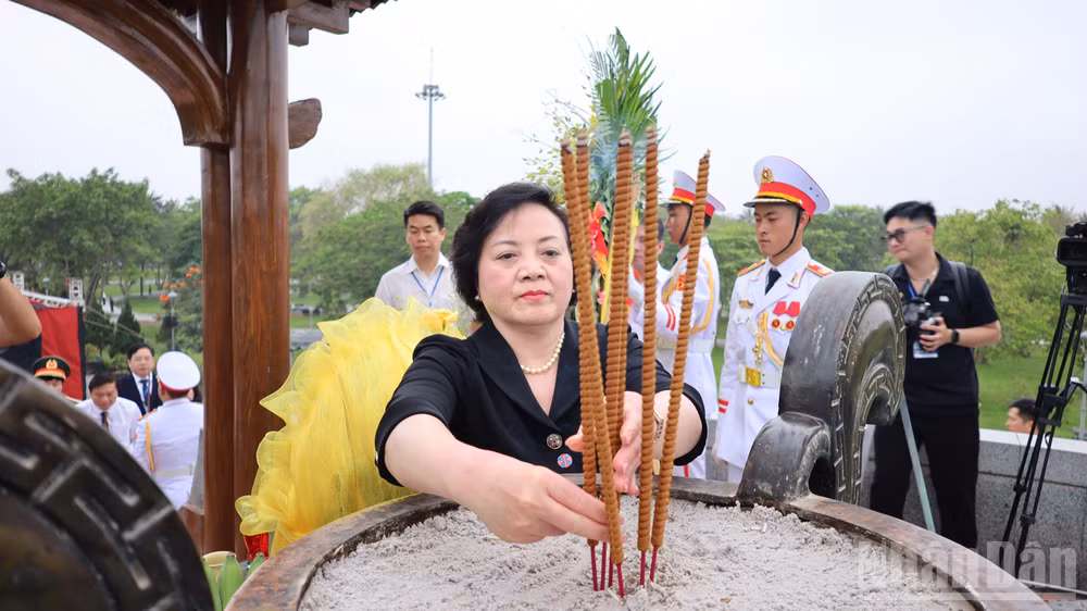 Phó Thủ tướng Chính phủ Phạm Thị Thanh Trà dâng hương tại Đài tưởng niệm trung tâm, Di tích quốc gia đặc biệt Thành Cổ Quảng Trị.