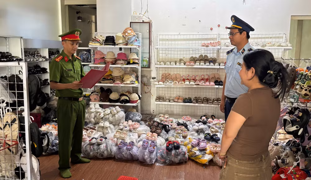 Phòng Cảnh sát kinh tế Công an tỉnh Quảng Trị khởi tố chủ cửa hàng bán sản phẩm giả các thương hiệu nổi tiếng.