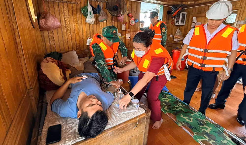 Lực lượng chức năng tiến hành sơ cứu cho thuyền trưởng tàu Quang Anh 69.