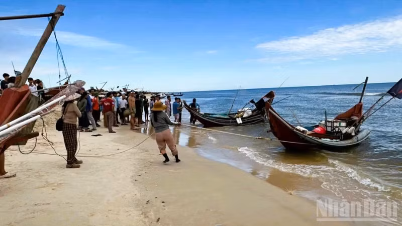 Thuyền đánh cá của ngư dân M.V.L. trôi dạt trên biển được người dân đưa vào bờ.