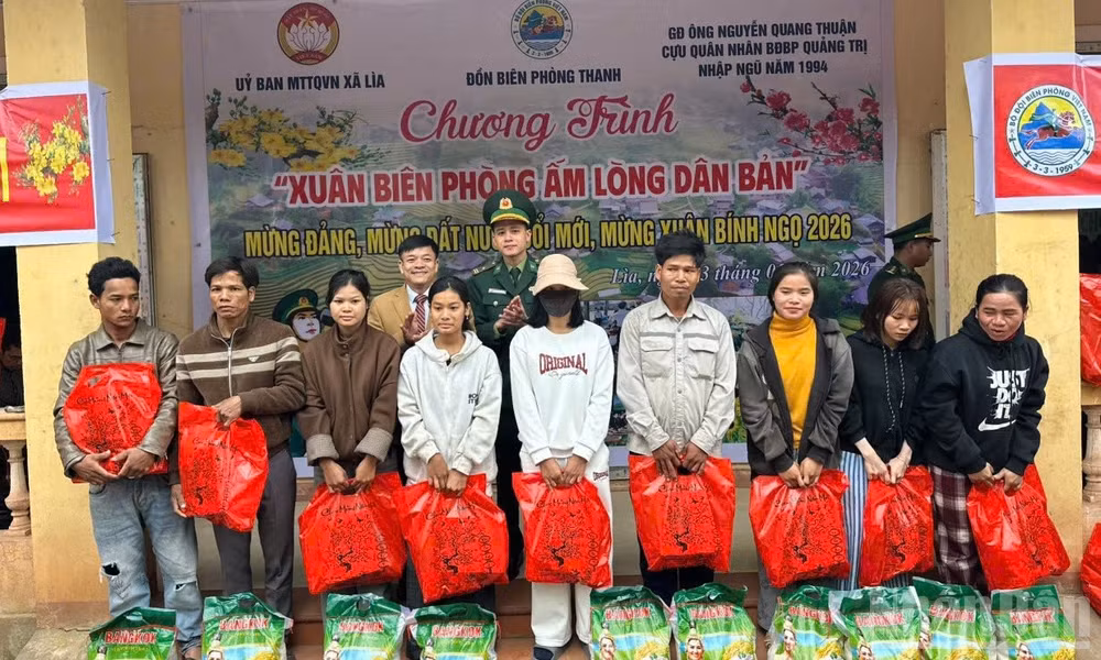 Đại diện chính quyền địa phương và Đồn Biên phòng Thanh trao tặng các phần quà cho nhân dân biên giới.