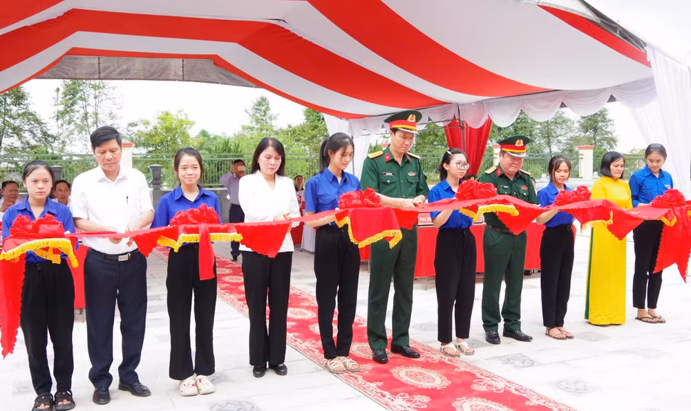 Các đại biểu cắt băng khánh thành công trình.