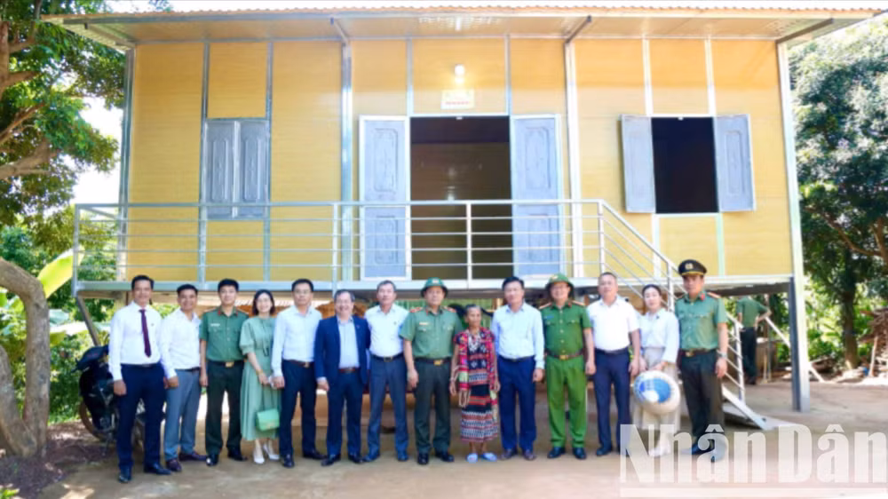 Ban Chỉ đạo xóa nhà tạm, nhà dột nát tỉnh Quảng Trị đến thăm và tặng quà chúc mừng các hộ gia đình nghèo ở huyện Hướng Hóa được hỗ trợ xây dựng nhà mới.