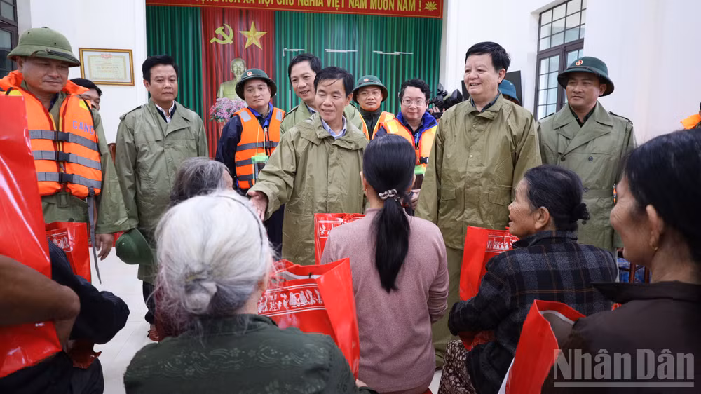 Phó Thủ tướng Chính phủ Mai Văn Chính thăm, tặng quà động viên bà con vùng "rốn lũ" tại xã Diên Sanh, tỉnh Quảng Trị.
