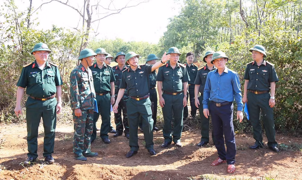 Đoàn công tác kiểm tra thực địa các vị trí tổ radar xuyên đất kiến nghị đào khảo sát. (Ảnh: Hoàng Cuối)