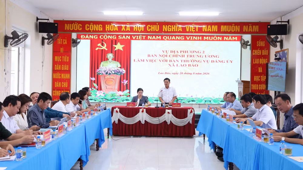 Vụ Địa phương II, Ban Nội chính Trung ương và Ban Nội chính Tỉnh ủy Quảng Trị làm việc với Ban Thường vụ Đảng ủy xã Lao Bảo. (Ảnh: H.M)