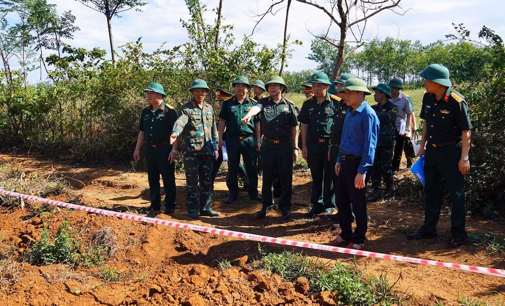Ban Chỉ đạo tìm kiếm, quy tập và xác định danh tính hài cốt liệt sĩ Quân khu 4 và tỉnh Quảng Trị khảo sát, xác định khu vực tìm kiếm hài cốt liệt sĩ tại đồi Cồn Tiên. (Ảnh: Bộ Chỉ huy quân sự tỉnh Quảng Trị)