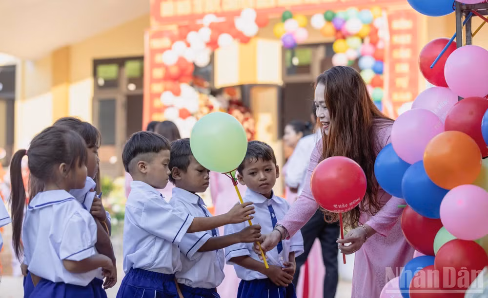 Cô và trò ở vùng cao Quảng Trị đón chào năm học mới. (Ảnh: HIẾU MINH) ndo_br_1788582167325-4176701149644850091-g6961821136844763584-79aa70ba4744304c00b8d3ebefca8fd6.jpg