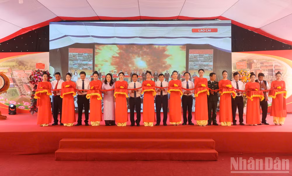 Các đại biểu cắt băng khánh thành Trường phổ thông nội trú tiểu học và trung học cơ sở Đakrông. (Ảnh: HIẾU MINH) ndo_br_1788578274700-4176701149644850091-g6961821136844763584-b6eb2e2ecd4a80cbd00abe2ed57ad8b4.jpg