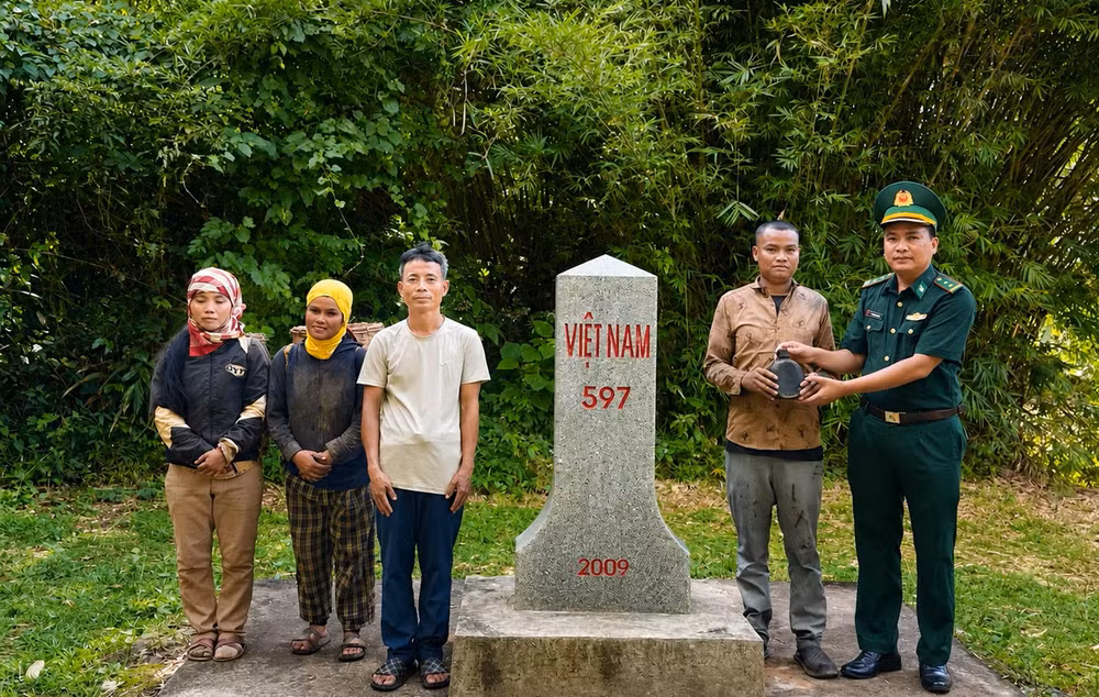 Đồn Biên phòng Hướng Phùng tiếp nhận di vật và thông tin mộ liệt sĩ từ gia đình ông Hồ Văn Vang.