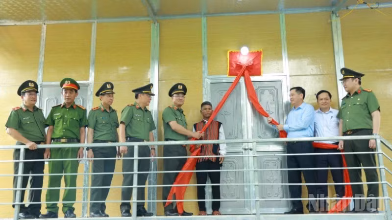 Các đại biểu thực hiện nghi thức khánh thành nhà mới cho các hộ nghèo, hộ khó khăn về nhà ở.