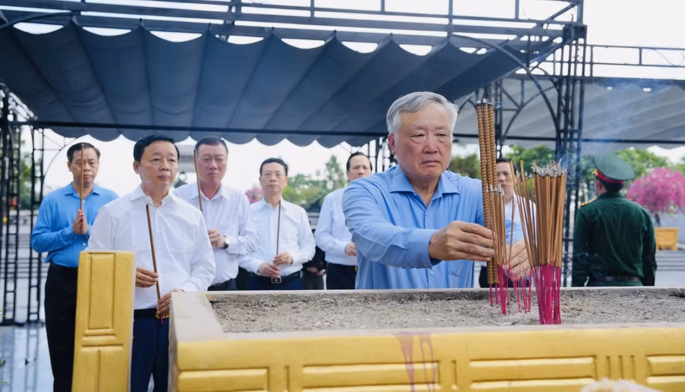 Đồng chí Nguyễn Hòa Bình cùng đoàn công tác thành kính dâng hương tưởng nhớ các Anh hùng liệt sĩ tại Nghĩa trang liệt sĩ quốc gia Đường 9.