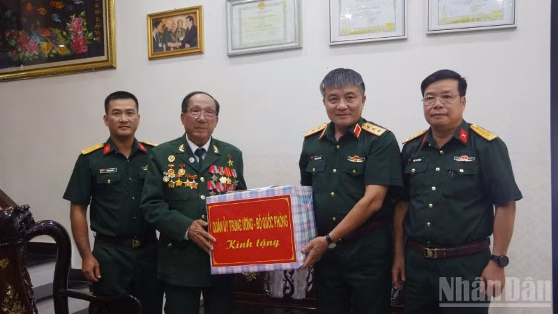 Đoàn công tác Quân ủy Trung ương, Bộ Quốc phòng đến thăm, tặng quà cho Anh hùng lực lượng vũ trang Trương Đức Hai, tại phường Đông Hà.