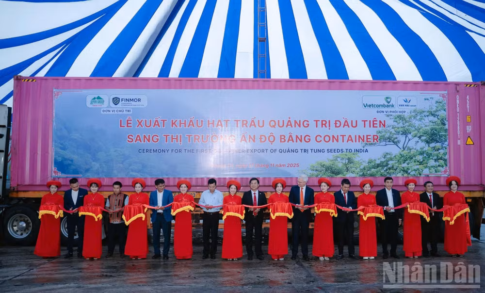 Đại biểu thực hiện nghi thức cắt băng xuất khẩu lô hàng hạt trẩu đầu tiên sang Ấn Độ.