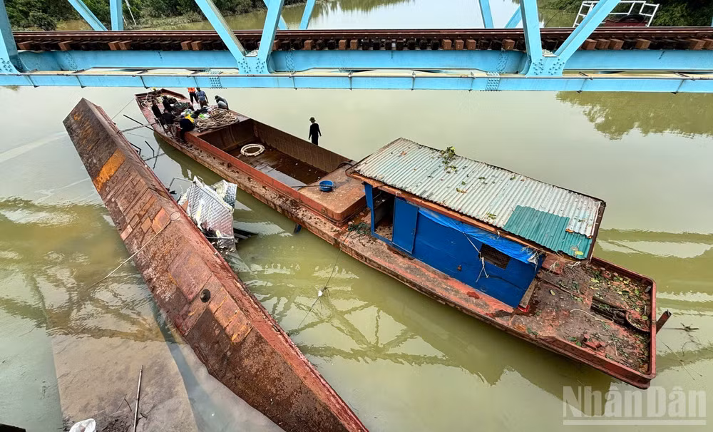 Chiếc sà-lan cuối cùng đã được trục vớt, di dời thành công. (Ảnh: H.M)