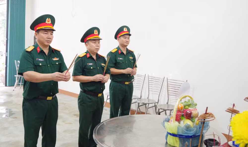 Lãnh đạo Bộ Chỉ huy quân sự tỉnh Quảng Trị dâng hương, dâng hoa tri ân các liệt sĩ vừa được quy tập tại khu phố Thành Cổ, phường Quảng Trị. (Ảnh: XUÂN DIỆN)