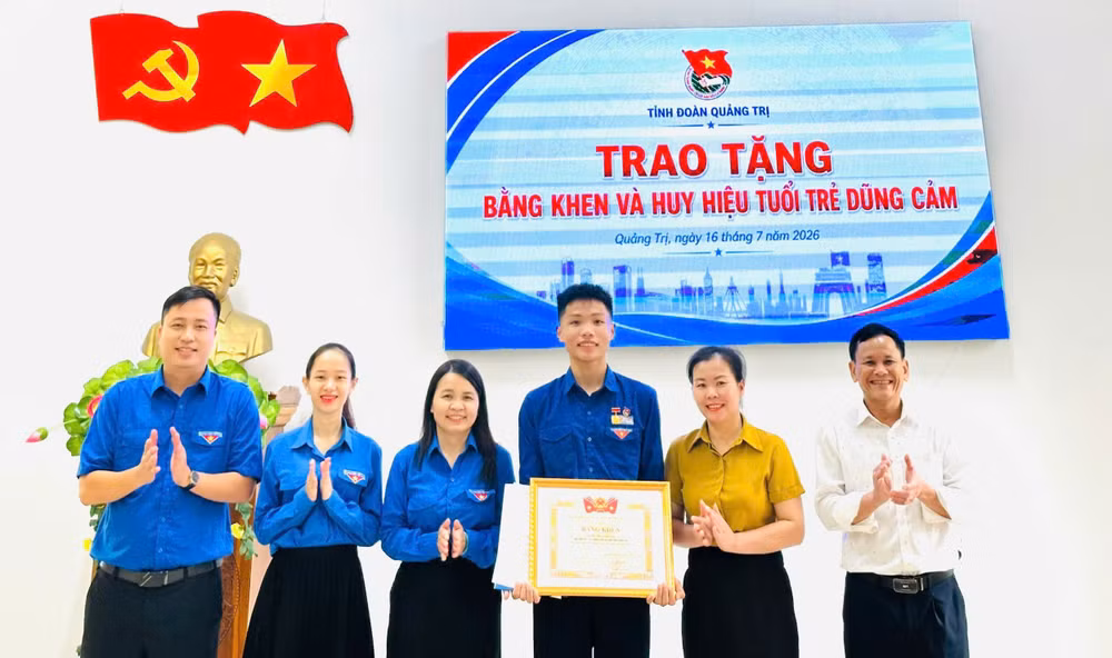 Em Lê Đức Trung nhận Bằng khen của Trung ương Đoàn.