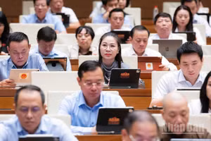 Quốc hội thảo luận ở hội trường sáng 22/8. (Ảnh: DUY LINH)