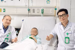 Cháu bé đang dần bình phục sau ca phẫu thuật kéo dài hơn 4 giờ. (Ảnh: Bệnh viện cung cấp)