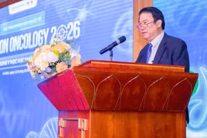 Thầy thuốc Ưu tú, Phó Giáo sư, Tiến sĩ, bác sĩ cao cấp Trần Đình Hà, Phó Giám đốc Bệnh viện đa khoa Phương Đông phát biểu tại hội thảo. (Ảnh: BVCC)