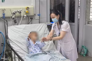 Bác sĩ thăm khám cho bệnh nhi. (Ảnh: BVCC)