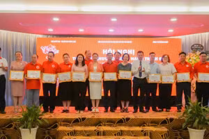 Phó Giáo sư, Tiến sĩ Vũ Đức Bình, Phó Viện trưởng Viện Huyết học-Truyền máu Trung ương, Phó Trưởng Ban tổ chức Hành trình Đỏ và Phó Giáo sư, Tiến sĩ Trần Ngọc Quế, Giám đốc Trung tâm Máu Quốc gia, Viện Huyết học-Truyền máu Trung ương, Phó Trưởng Ban tổ chức Hành trình Đỏ tặng giấy chứng nhận cho 22 Ban Chỉ đạo Vận động Hiến máu tình nguyện. 