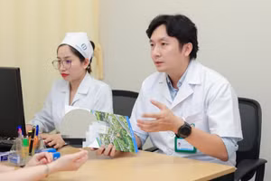 Thạc sĩ, bác sĩ Đoàn Dư Mạnh tư vấn cho người bệnh. (Ảnh: BVCC)