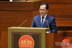 Bộ trưởng Nông nghiệp và Môi trường Trịnh Việt Hùng phát biểu giải trình. (Ảnh: THỦY NGUYÊN)