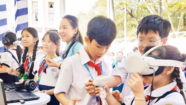 Học sinh trải nghiệm thiết bị thực tế ảo tại ngày hội chuyển đổi số ngành giáo dục. 