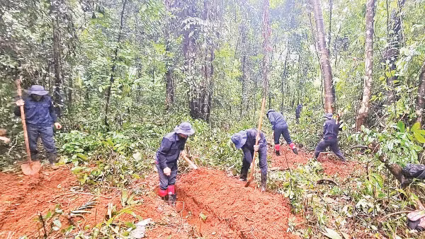 Cán bộ, chiến sĩ Đội tìm kiếm hài cốt liệt sĩ thành phố Đồng Nai đào khảo sát tại Vườn quốc gia xã Bù Gia Mập. 