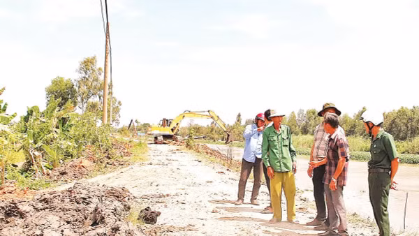 Lãnh đạo xã Vĩnh Châu kiểm tra tiến độ thi công công trình đê bao chống lũ kết hợp với đường giao thông nông thôn.