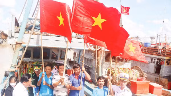 Hải quân Vùng 2 tặng cờ Tổ quốc cho ngư dân xã Đại An, tỉnh Vĩnh Long.