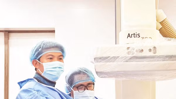 Ê-kíp bác sĩ tại Bệnh viện đa khoa Thủ Đức can thiệp chuyên sâu ca cấp cứu bệnh nhân T.