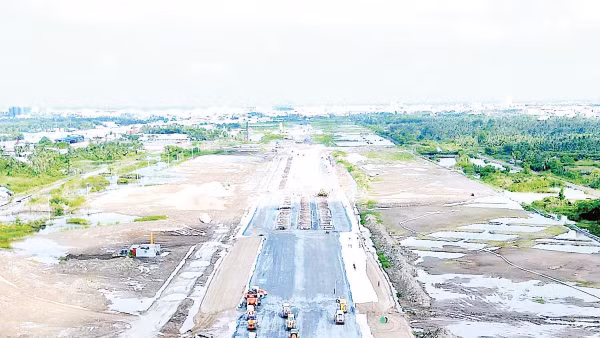 Công trường dự án Nâng cấp, mở rộng Cảng hàng không Cà Mau nhìn từ trên cao; đường cất hạ cánh mới dài 2.400m đang dần hoàn thiện