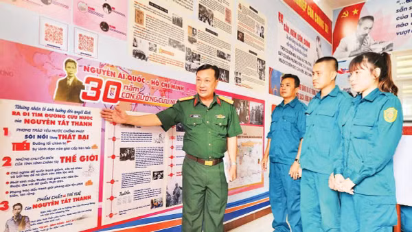 Cán bộ, chiến sĩ Ban Chỉ huy quân sự xã Vĩnh Bình tìm hiểu tư liệu về Bác Hồ tại “Không gian văn hóa Hồ Chí Minh”.