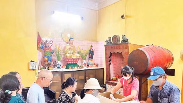 Phát bánh canh chay, cơm chay tại chùa Đại Từ Liên Xã trong khuôn viên Bệnh viện Nguyễn Tri Phương.