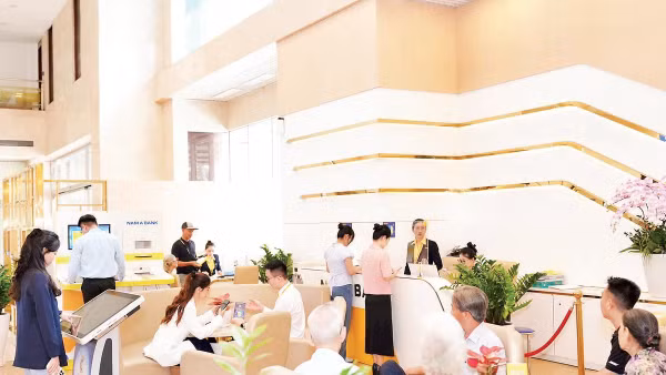 Khách hàng trải nghiệm dịch vụ số tại Nam A Bank (Ảnh NAM A BANK)
