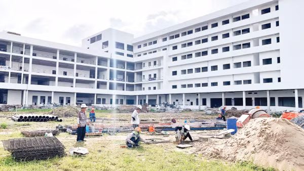 Nhà thầu tập trung thi công Bệnh viện Ung bướu Cần Thơ.