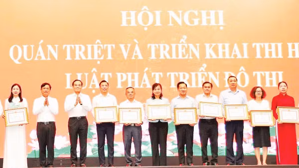 Lãnh đạo Thành phố Hồ Chí Minh trao bằng khen tặng các tập thể tại hội nghị.