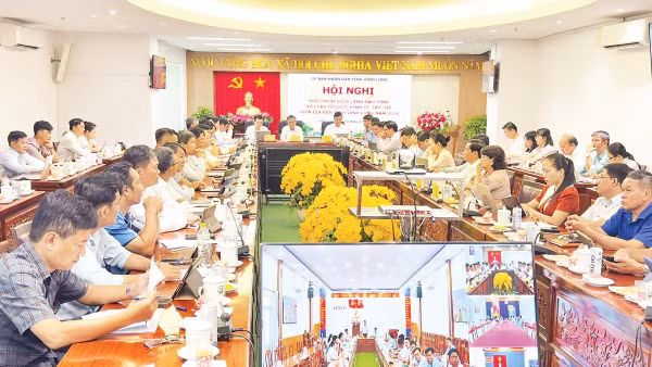 Buổi đối thoại giữa lãnh đạo tỉnh với các tổ chức kinh tế tập thể.