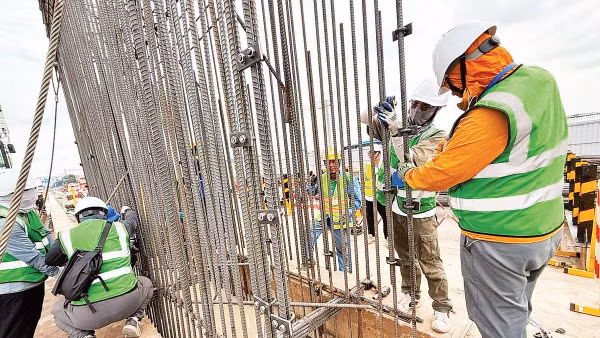 Thi công hệ thống tường vây tại nhà ga Phạm Văn Bạch thuộc tuyến Metro số 2 (Bến Thành- Tham Lương) đòi hỏi kỹ sư có trình độ chuyên môn kỹ thuật cao.