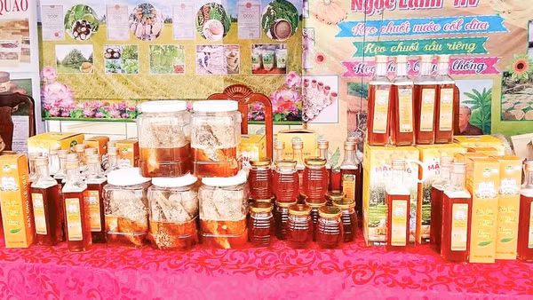 Sản phẩm ong rừng U Minh Thượng được trưng bày tại các hội chợ thương mại.