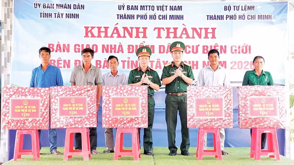 Đại diện Bộ Tư lệnh Thành phố Hồ Chí Minh bàn giao nhà điểm dân cư biên giới tại tỉnh Tây Ninh.