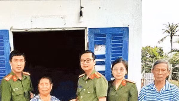Công an phường Vĩnh Trạch đến thăm, tặng quà hộ nghèo.