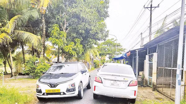 Đường giao thông trên địa bàn xã Vĩnh Tường nhỏ hẹp, xe ô-tô gặp nhiều khó khăn khi tránh nhau.